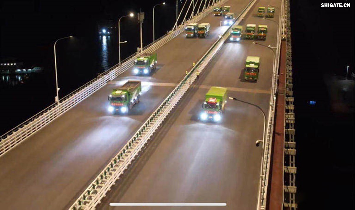 6月16日22時(shí)，世界最大跨度斜拉橋——常泰長江大橋燈火通明，車聲轟鳴，一場通車前的“極限挑戰(zhàn)”正緊張進(jìn)行。30輛總重達(dá)1200噸的四軸加載車，分批列隊(duì)駛上橋面預(yù)先劃定的停靠點(diǎn)，并由提前布置在橋梁各關(guān)鍵部位的869個(gè)傳感器開展實(shí)時(shí)監(jiān)測，采集測試數(shù)據(jù)。由此，大橋跨江公鐵合建段主橋橋梁荷載試驗(yàn)全面啟動。    AA1GQ79M.jpg    這次荷載試驗(yàn)覆蓋范圍具體包括1座主跨1208米斜拉橋、2座主跨388米鋼桁拱專用航道橋、1座非通航道孔橋以及南北兩座引橋，共設(shè)計(jì)119個(gè)靜載工況和111個(gè)動載工況。其中，最大對稱靜力加載工況將動用110輛四軸加載車，總重達(dá)4400噸。試驗(yàn)將持續(xù)一周，分五個(gè)階段進(jìn)行。試驗(yàn)首日在錄安洲非通航孔橋和常州側(cè)公鐵合建段引橋?qū)嵤? 常泰長江大橋是連通常州與泰興的跨江通道，是長江上首座集高速公路、城際鐵路和普通公路三種功能于一體的雙層復(fù)合型橋梁，計(jì)劃于今年年內(nèi)基本建成。它的上層為雙向六車道高速公路，下層為雙線城際鐵路和普通公路。如此復(fù)雜的結(jié)構(gòu)，如何確保它在未來百年服役中安全可靠？答案就藏在荷載試驗(yàn)中。    AA1GQduQ.jpg    荷載試驗(yàn)堪稱橋梁通車前的“綜合大考”，是確保橋梁安全運(yùn)營的“體檢報(bào)告”。江蘇省交通工程建設(shè)局常泰長江大橋建設(shè)指揮部現(xiàn)場常務(wù)副指揮長夏鵬飛介紹，“荷載試驗(yàn)是檢測橋梁結(jié)構(gòu)安全和承載能力的重要手段，通過科學(xué)的加載測試和數(shù)據(jù)采集分析，驗(yàn)證實(shí)際成橋狀態(tài)與理論設(shè)計(jì)的鍥合度，確保常泰長江大橋運(yùn)營安全。”考慮到大橋主體采用鋼結(jié)構(gòu)和鋼-混凝土組合結(jié)構(gòu)，為最大限度減少晝夜溫差對測試數(shù)據(jù)的影響，所有試驗(yàn)均安排在夜間實(shí)施。  通過一系列科學(xué)嚴(yán)謹(jǐn)?shù)暮奢d測試，這座世界級多功能大橋的實(shí)際性能將得到充分檢驗(yàn)，為常泰長江大橋后續(xù)安全通車運(yùn)營提供至關(guān)重要的數(shù)據(jù)支撐。